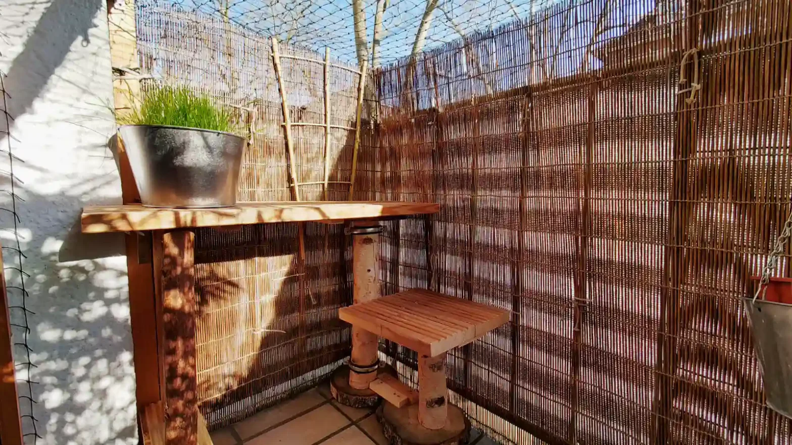 Die zweite Ebene auf Luzis Katzenbalkon ist ein echtes Sonnenplätzchen. Luzi DIY